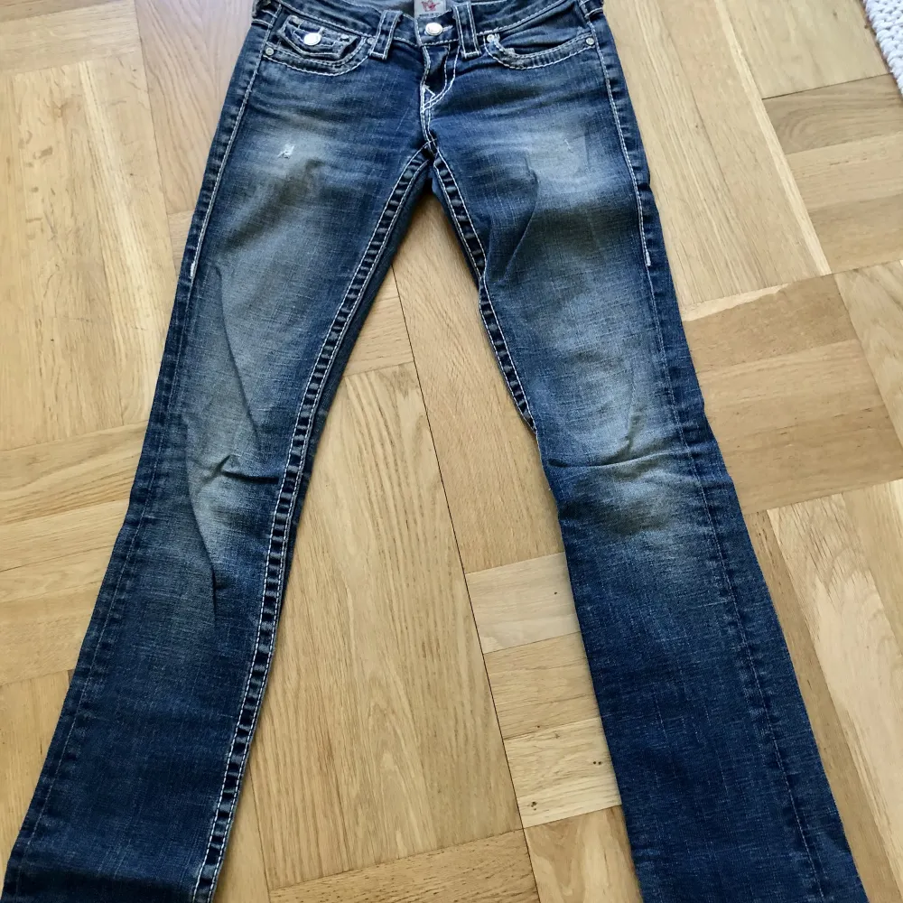 Så snygga True Religion jeans med diamant detaljer. Lowrise med raka ben. Tyvärr har diamanterna lossnat på bakfickorna, men går att sätta på nya. Innerbenslängd: 77cm. Storlek: 24.. Jeans & Byxor.