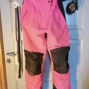 Täckbyxer  - Jätte härlig färg fickan har spruckit på insidan men inget som märks om man inte läger något i fickan då det man lägger i fickan gård ner i byxan. 