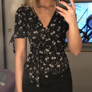 Blommig tröja - En blommig blus💐