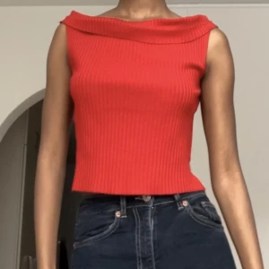 Röd topp - Simpel men snygg röd ribbad topp med unik krage