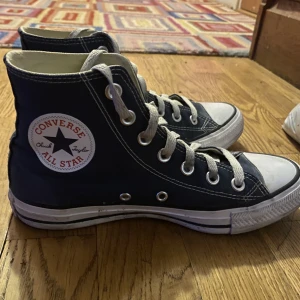 Mörk blå converce  - Mörkblåa converse i storlek 37 Bra skick! 