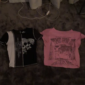Hollister T-shirt  - Hej! Säljer 2 st hollister t-shirts köpta för runt 200kr st och säljer för 100kr st