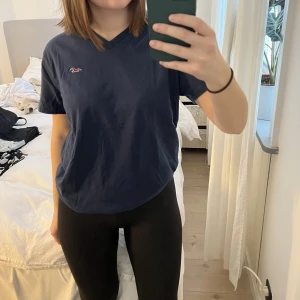 Hollister T-shirt - Säljer denna marinblåa t-shirt från Hollister i storlek S, köparen står för frakten 