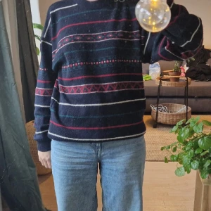 Mörkblå stickad tröja - Köpt secondhand, har själv använt den endel men det syns inte alls. Varken nopprig, lösa trådar eller liknande. Fint stickat material, inte sticksig alls!  Hör av dig om fler bilder önskas!:)