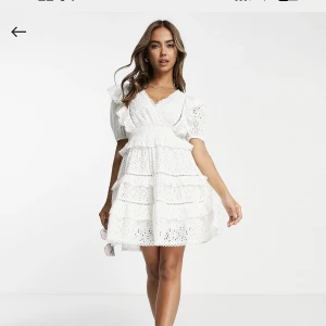 Studentklänning - Säljer denna oanvända (prislapp finns kvar), broderade klänning. Passar perfekt till studenten eller konfirmation. Säljer pga lite för kort (176cm). För fler bilder, skriv privat🤍