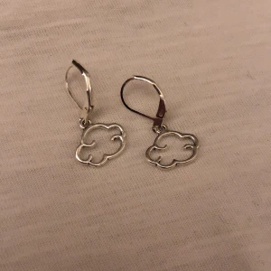 Moln hopes örhängen  - Örhängen med silvriga moln ☁️ Fri frakt 