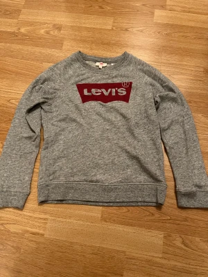 Levis sweatshirt  - Snygg grå sweatshirt från Levis! Använd fåtal gånger i storlek XS
