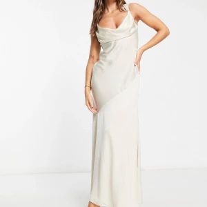 Champagnefärgad långklänning från ASOS - En jättefin champangefärgad långklänning som passar perfekt till bal eller som brudtärneklänning. Den har en djup rygg med ett jättefint knyte uppe på ryggen. Klänningen är aldrig använd, bara provad, med lappen kvar då den inte passade mig över bysten tyvärr!! Den är i storlek 38 och går hela vägen ner på mig som är 175cm. Den säljs för lite mindre än orginalpriset då den aldrig är använd, men priset går att diskutera!! Skriv för bilder/frågor!!💕