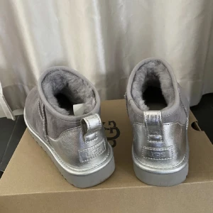 Gråa ugg - Kollar intresset på dessa sjukt coola och unika uggs💘gråa med silver detaljer. nyskick o nästan aldrig använda