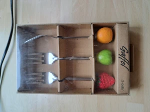 Frukt-Gafflar🌹 - Hej alla glada 🌹 Här har jag ett oöppnat paket med Frukt-Gafflar, aldrig använda🌹De har bara legat i en låda 🌹 Pris: 12 kr plus frakt 16 kr 🌹 Kontakta mig innan köp 🌹 Anki 