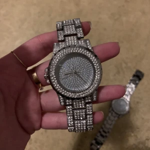 diamant klockor - oanvända. finns två st, ge bud! 