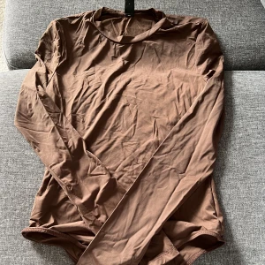 Brun body - Body från Shein, endast provad, nyskick. Förlåt för att den är så skrynklig, den har legat bortglömd ett tag