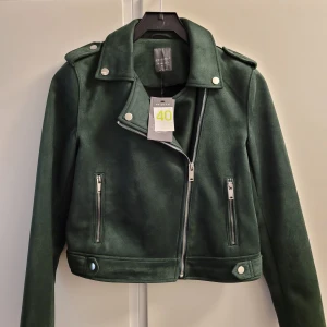 Grön vårjacka  - Oanvänd jacka som är perfekt till våren. Köpt i Amsterdam. 