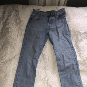 Säljer mina Levis 501 jeans, det är i jätte fint skick. Använt 1-2 gånger. Säljer dem för att de är för små för mig. Jeansen är i storleken W26 L32, original pris 1200kr. Hör av er ifall ni har frågor. Priset kan diskuteras😊