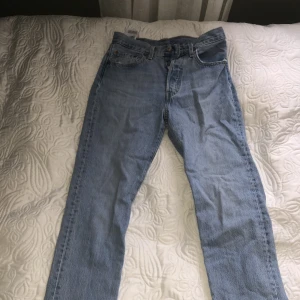 Levis jeans - Säljer mina Levis 501 jeans, det är i jätte fint skick. Använt 1-2 gånger. Säljer dem för att de är för små för mig. Jeansen är i storleken W26 L32, original pris 1200kr. Hör av er ifall ni har frågor. Priset kan diskuteras😊