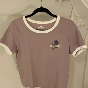 T-shirt från hollister  - Stl S. Ljuslila T-shirt💜