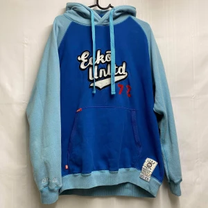 Ecko unltd hoodie - En Ecko unltd hoodie som inte kommer till användning, lite nopprig men inget som märks när man har på den. 