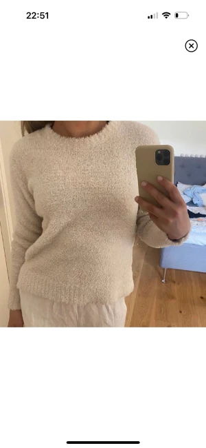 Fluffig tröja  - Fluffig så mjuk tröja från Bikbok strl xs i beige/vit färg. Fint skick! 🤎