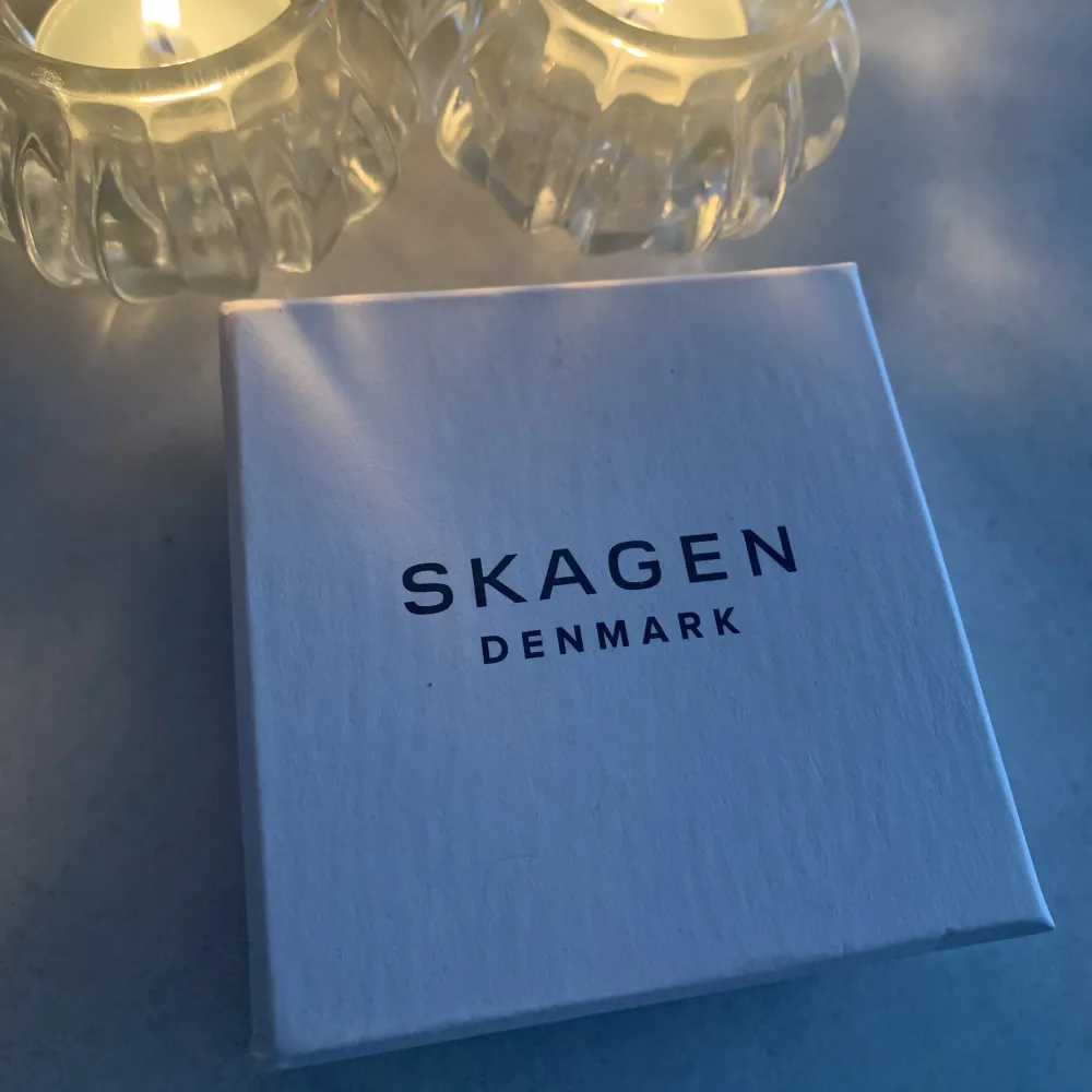 Skagen armband, guldfärgat, stål matrial. Använt väldigt få gånger ✨. Allt som ni ser i bilderna medförjer. Nypris 799kr . Accessoarer.