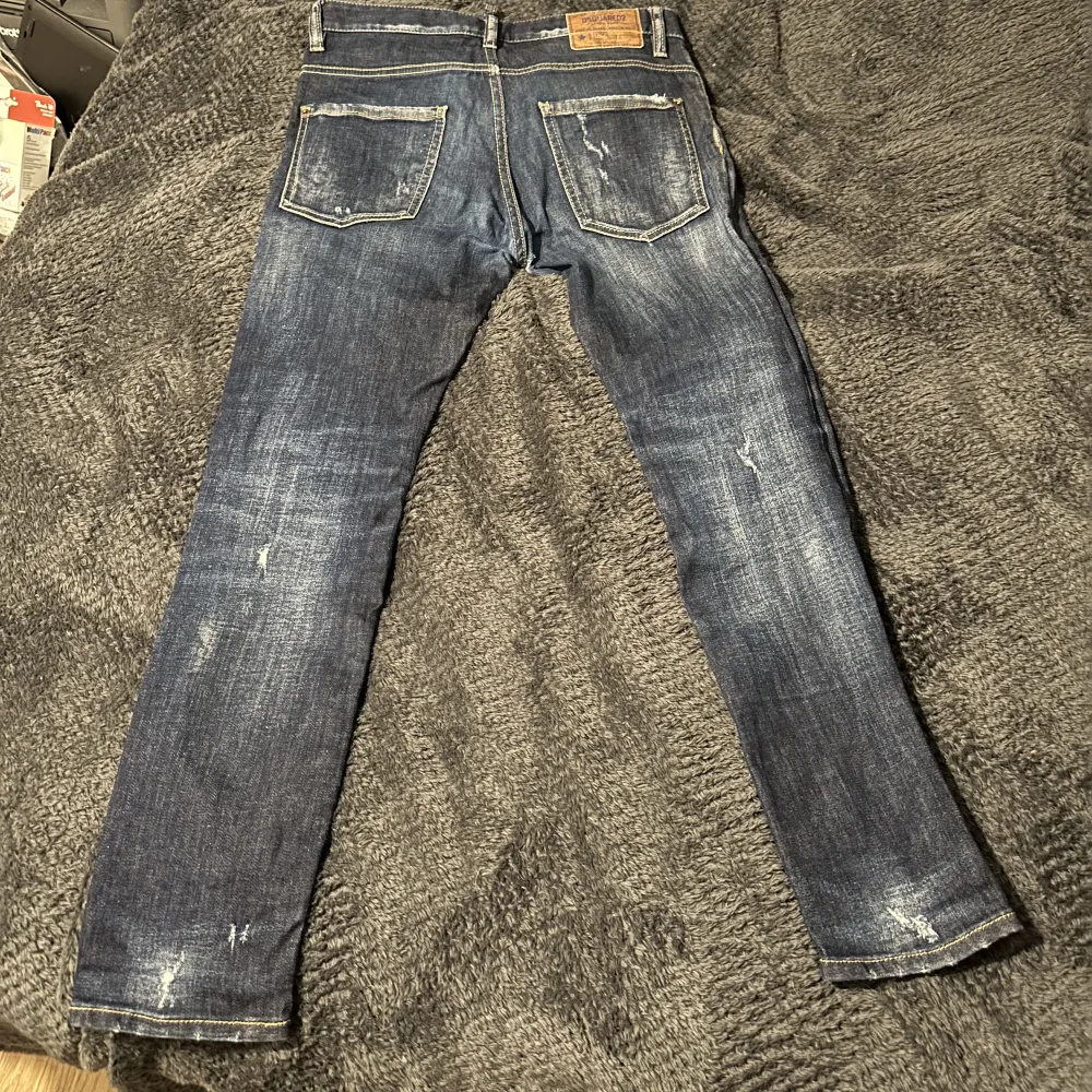 Säljer ÄKTA dsq2 byxor/jeans för dom är för små för mig storlek 46  Nypris 4900 Säljer för 2000kr. Jeans & Byxor.