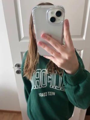 Sweatshirt  - Säljer denna sweatshirt från shein💘 Har bara använts 1 gång. Den är tjock och varm och ganska stor i storlek då det ska vara storlek XS. Så tröjan skulle passa upp till storlek M/L skulle jag säga. Som sagt så är tröjan ganska oversized❣️❣️