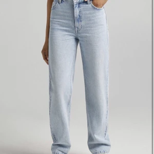 Ljusblåa jeans - Ljusblåa jeans från berskha. Storlek 34. Använda ett fåtal gånger💓
