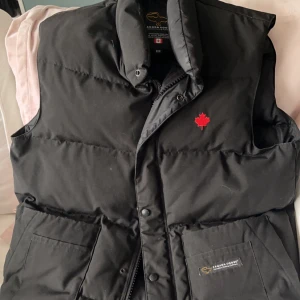 Canada goose väst - Canada goose väst i den äldre modellen, bra skick inga hål eller skador. Billigare vid snabb affär. Även intresserad av byten, bara att höra av sej ;)