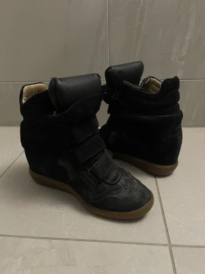 Isabel Marant - Storlek 37. Finns box till. Pris kan diskuteras.