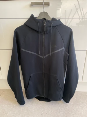 Nike tech fleece tröja - Nike tech fleece tröja🔥. Super bra skick. Som ny. 8/10. Storlek S passar M