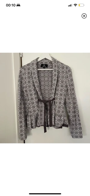 Kofta S - Fin kofta i storlek S. Använd ett fåtal gånger och i väldigt fint skick. 