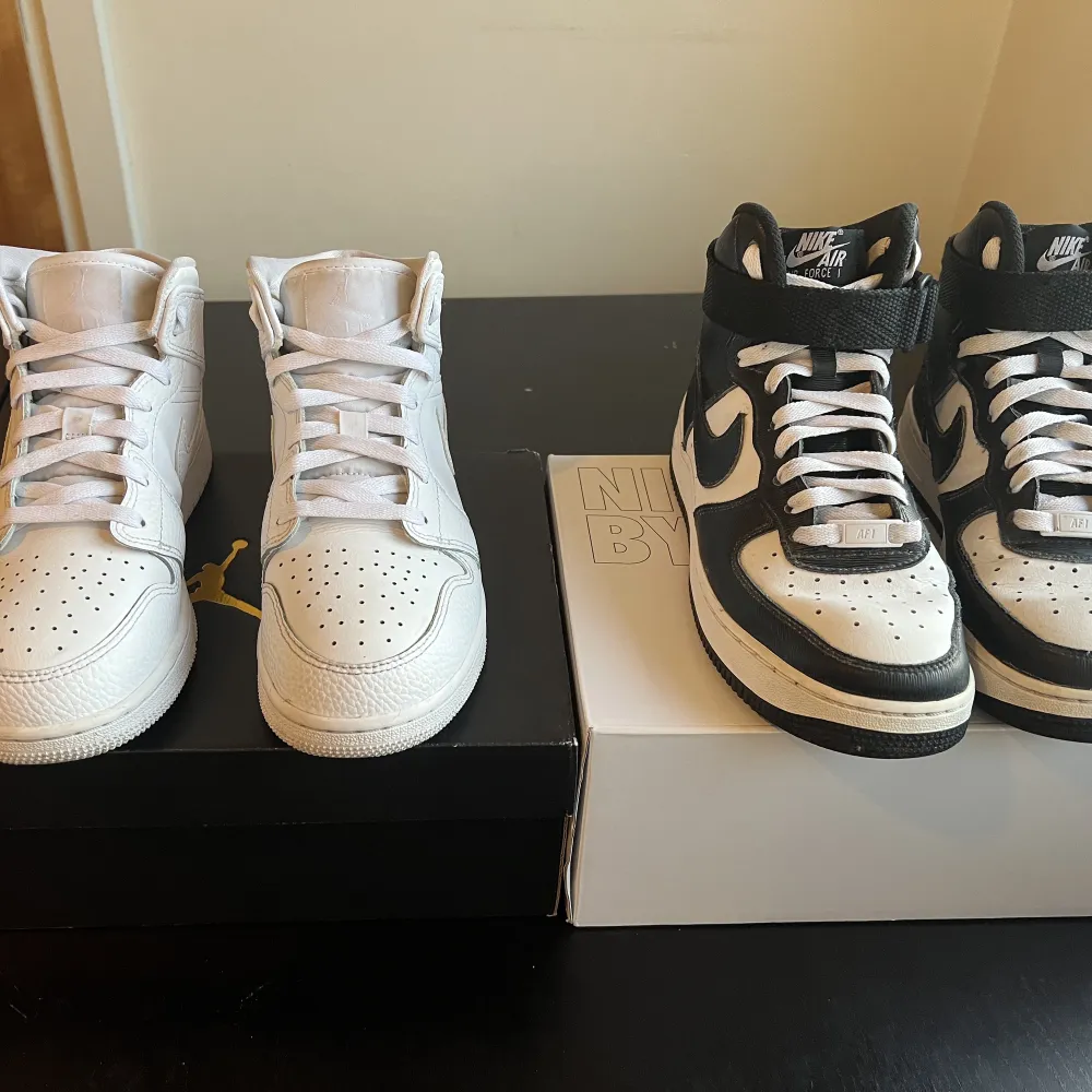 Selling my black and white airforces and all white jordans. Available for meet-up in Stockholm or rinkeby. Ask for any questions or pictures. . Skor.