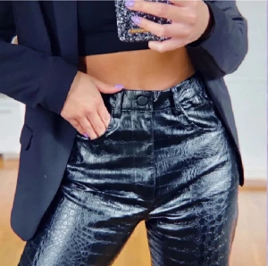 ormskinns byxor från Ka Na - Snygga byxor i ormskinn från Ka na. stl 36. 