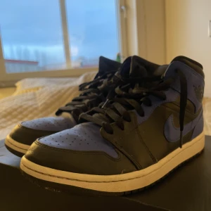 Air Jordan 1 - Säljer nu dessa Nike Air Jordan 1 Hyper Royal då de inte längre kommer till användning. Skorna är i storlek 43 och har fortfarande ett bra skick då det inte kommit till så mycket användning. Crease skydd ingår även. Köparen står för frakten. 