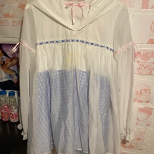 Lolita klänning med luva - Supersöt Lolita klänning med luva som har öron till! <33 Superfint skick då den endast är använd hemma^^ Kan även användas för cosplay! (TRYCK INTE PÅ KÖP EJ)