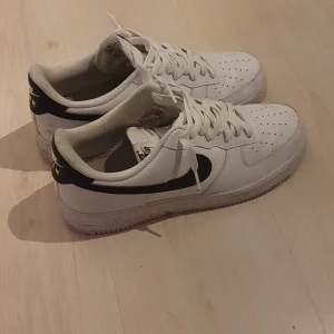 Air force 1 - Hej, jag säljer mina skor för att jag vill ha råd med att kunna köpa nya, har bara haft dom i 2 månader ungerfär.