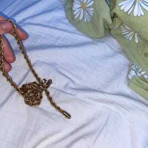 Guld doppat halsband i guld. Längd: 60 cm bredd: 1,5 cm