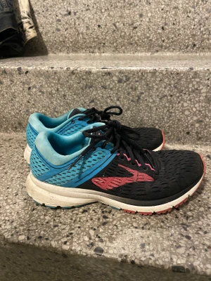Brooks löparskor 39 - Storlek 39 i fint använt skick