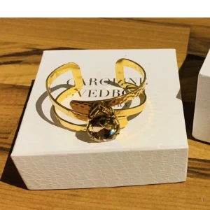 Caroline Svedbom armband - Säljer min Caroline svedbom armband i ljus rosa/guld. 1.195:- i butik. 