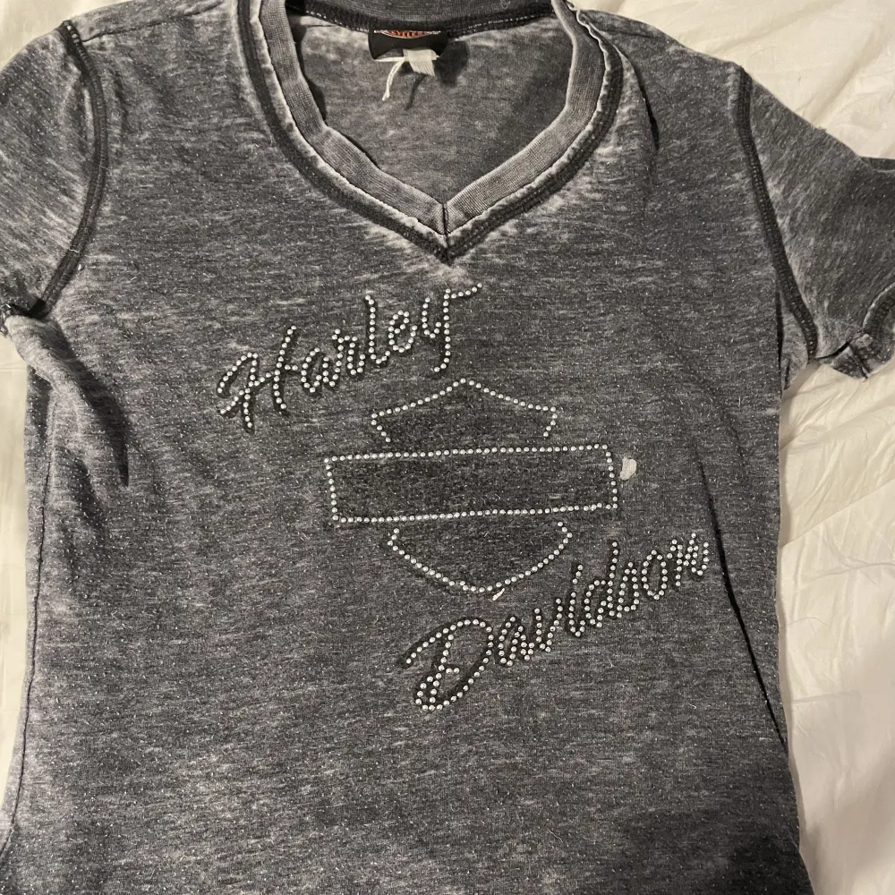 Jätte fin harley davidson t-shirt med ”stenar” på. Fint skick ❤️. T-shirts.