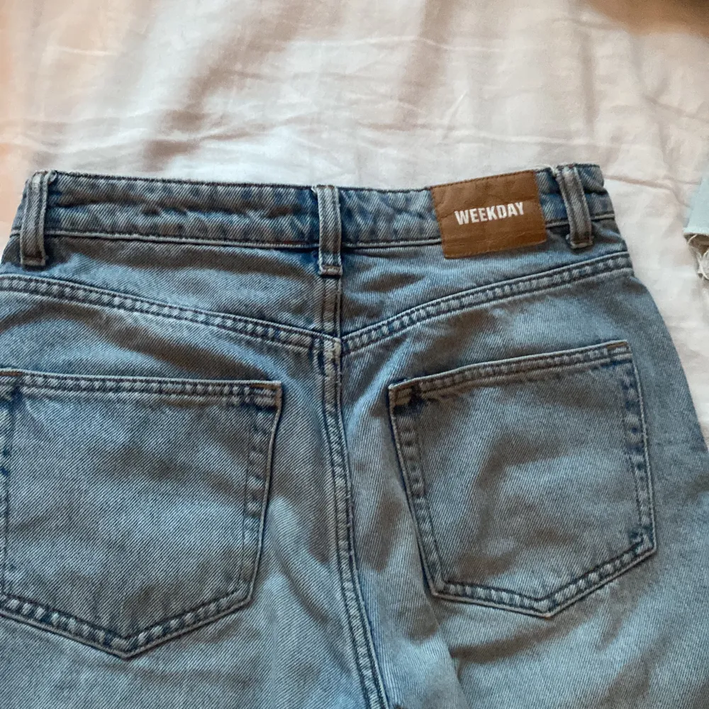 Jeans från weekday i bra skick! Säljer pågrund av att dom inte kommer till användning längre tyvärr 💓 köpta för 699kr i somras! Kan skicka fler bilder om de önskas . Jeans & Byxor.