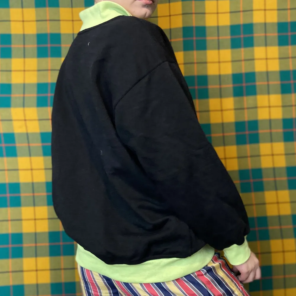 Neongrönt och svart i kombo i den här fina tröjan i storlek large med skateare på framsidan. Står år 1989 på ett av trycken. I använt skick men ändå fint med tanke på åldern. Sitter snyggt oversized på mig som brukar ha small i storlek. . Tröjor & Koftor.