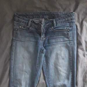 Säljer dessa lågmidjade jeans från bik bok då jag inte använder de längre.  Bra skick. 