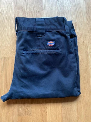 Dickies slim fit 30/30 - Svarta klassiska Dickies st 30/30 slim fit . Använda men i gott skick . Djur och rökfritt hem.
