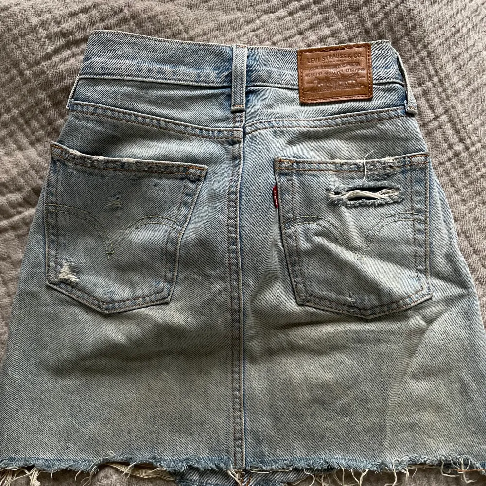 Så fin jeans kjol med slitningar från Levis. Nypris runt 600kr💕. Kjolar.