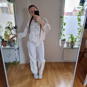 100 % silke  - Jacka i 100% silke. Tunn och passar till sen vår/sommar eller layering. Som ny! // 38, ärmar upprullade på bild.