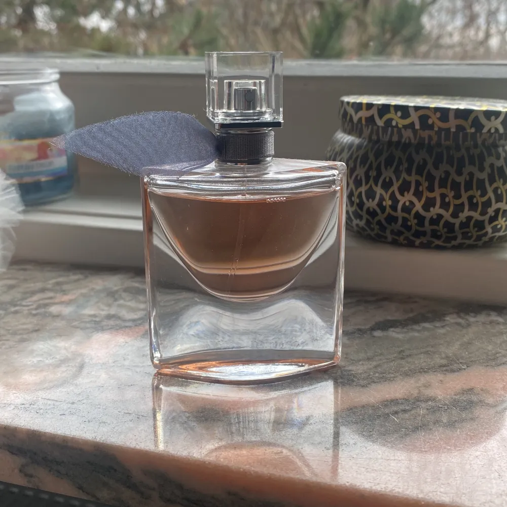 Säljer denna populära parfymen från Lancome  då den inte kommer till andvändning, den är 50 ml och nästan helt oandvänd❤️. Parfym.
