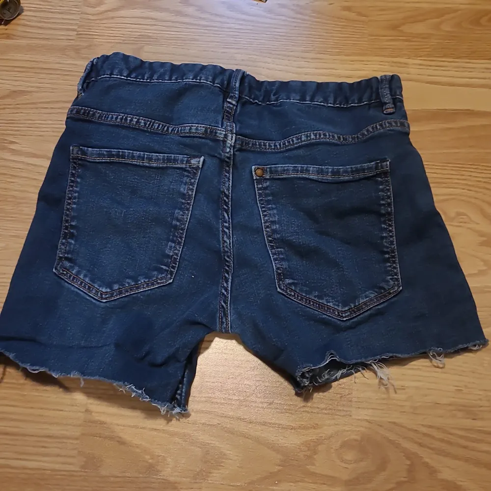 Ett par vanliga ripped jeansshorts från H&M, använda typ 2 gånger. Barnstorlek 158cm-160cm. Midjemått rakt över är 34 cm :) skriv för mer bilder!. Shorts.