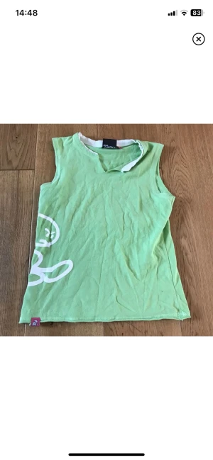 Linne - Ett snyggt grönt linne med väldigt bra passform. Passar PERFEKT till lågmidjade byxor:))) 3 FÖR 2 PÅ ALLT I MIN PROFIL!!