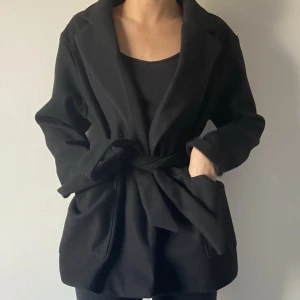 Kort kappa svart zara - Kort kappa från zara i svart. Passar vår och höst. Använd flera gånger, bra skick. Strl xs, passar även s å m.  Säljer för: 300 kr.