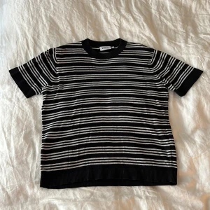 Weekday Knitted T-shirt  - stickad t-shirt från weekday, superskön och varm, storlek S